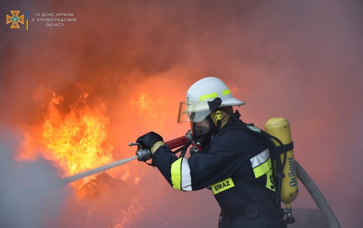 На Кіровоградщині 5 годин гасили пожежу пластикових відходів. ФОТО