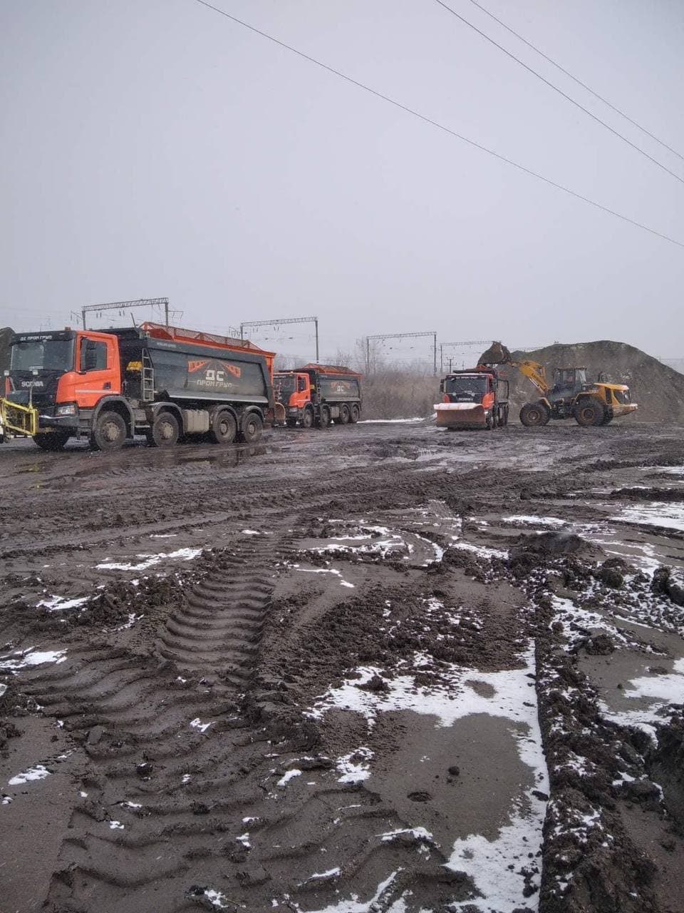 Спецтехніка чистить та посипає магістральні дороги Кіровоградщини. ФОТО