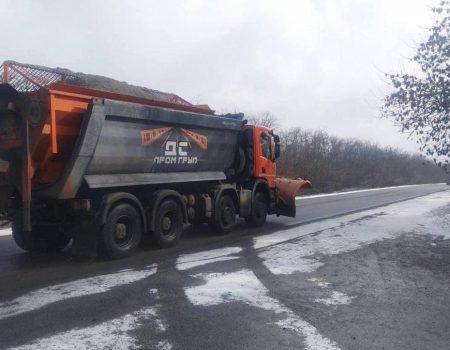 Спецтехніка чистить та посипає магістральні дороги Кіровоградщини. ФОТО