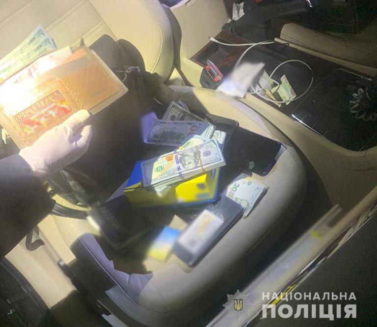 Поліція Кіровоградщини завадила родичу Футболіста вивезти за кордон 50 тисяч доларів. ФОТО