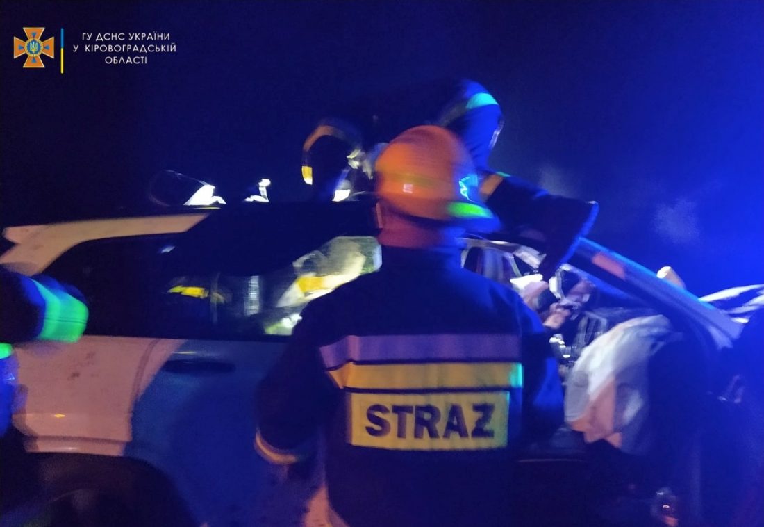 Загиблих та травмованого діставали з розбитих у ДТП авто рятувальники на Кіровоградщині. ФОТО