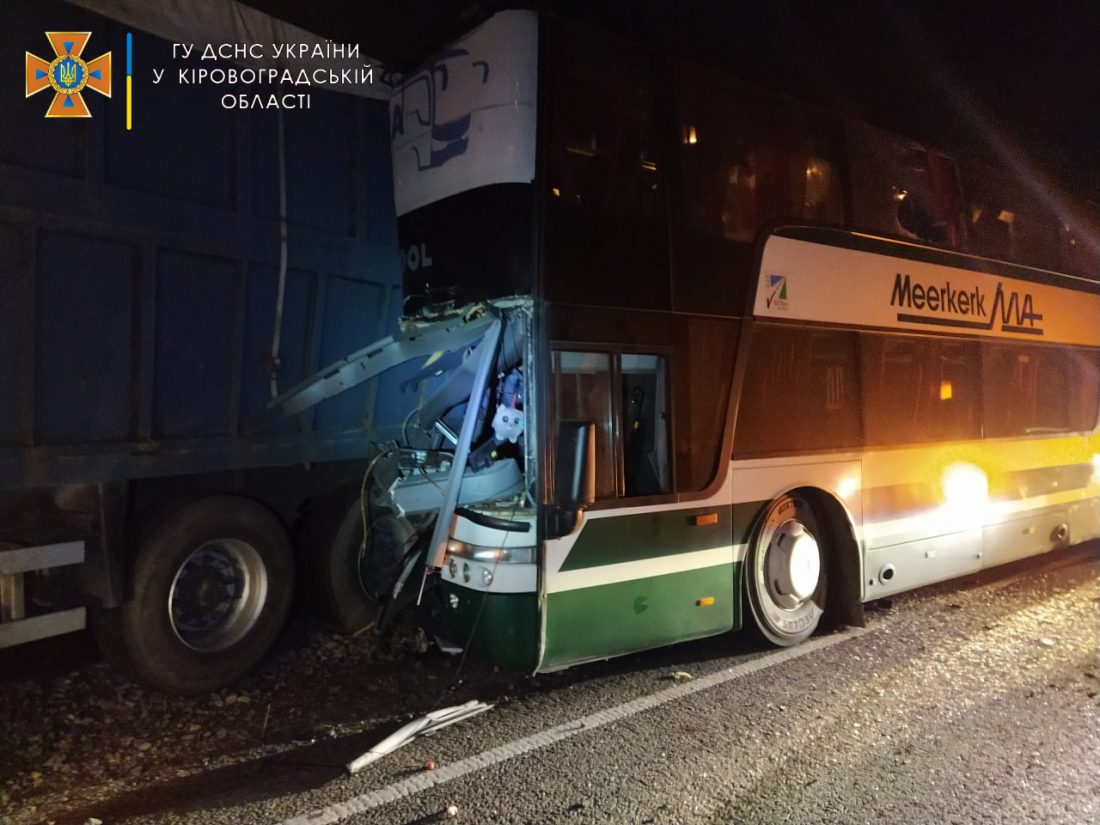 У ДТП біля Великої Виски на Кіровоградщині  загинули 2 жінки й дитина, затримали водія автобуса