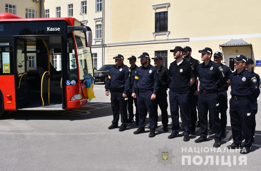 Марка з кораблем допомогла придбати для поліції Кіровоградщини Mercedes на 50 місць. ФОТО