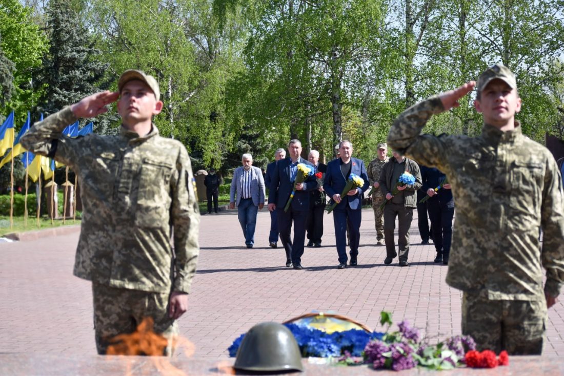 У Кропивницькому вшанували полеглих героїв, ветеранів і матерів. ФОТО
