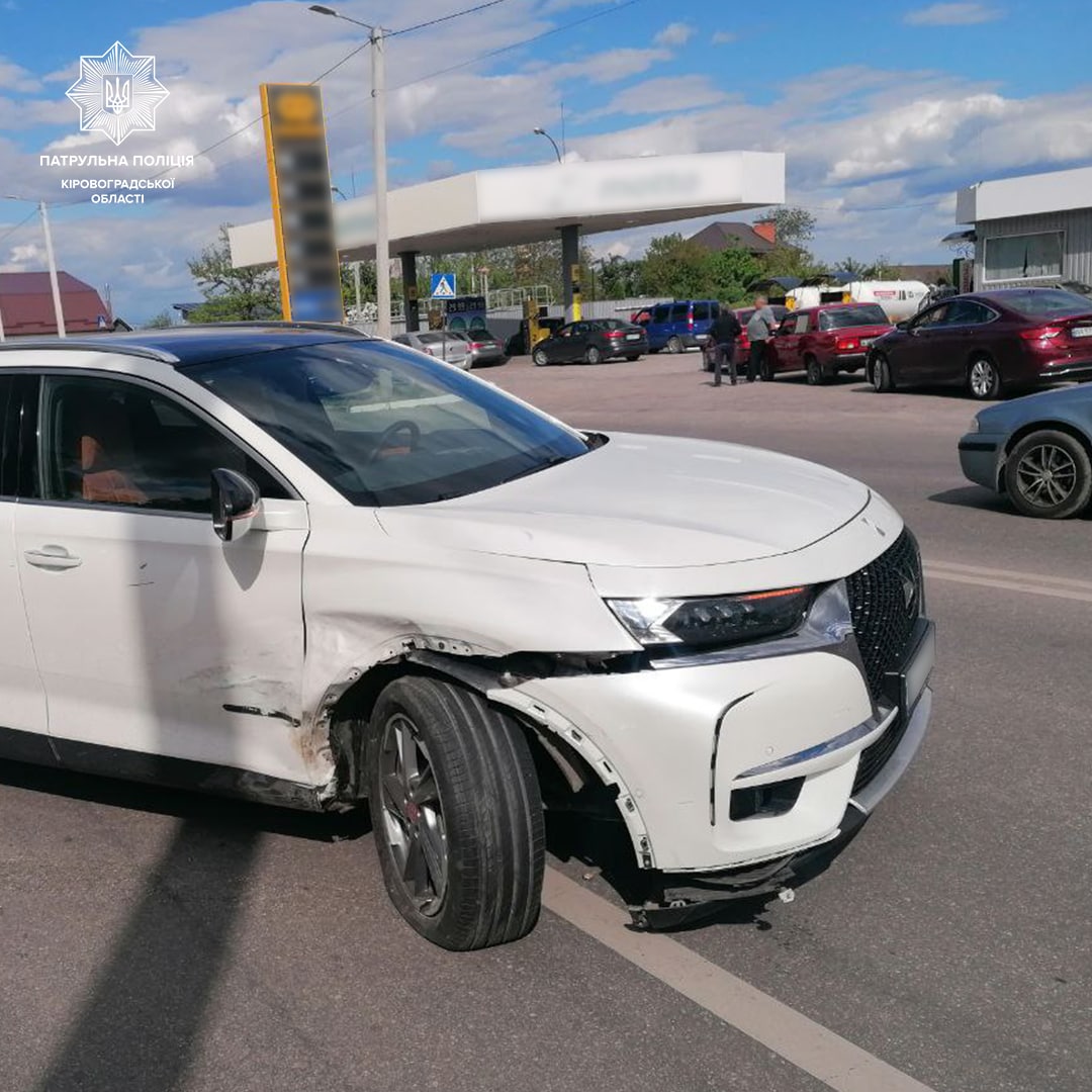 Через неуважність водія в Кропивницькому перекинулося авто. ФОТО