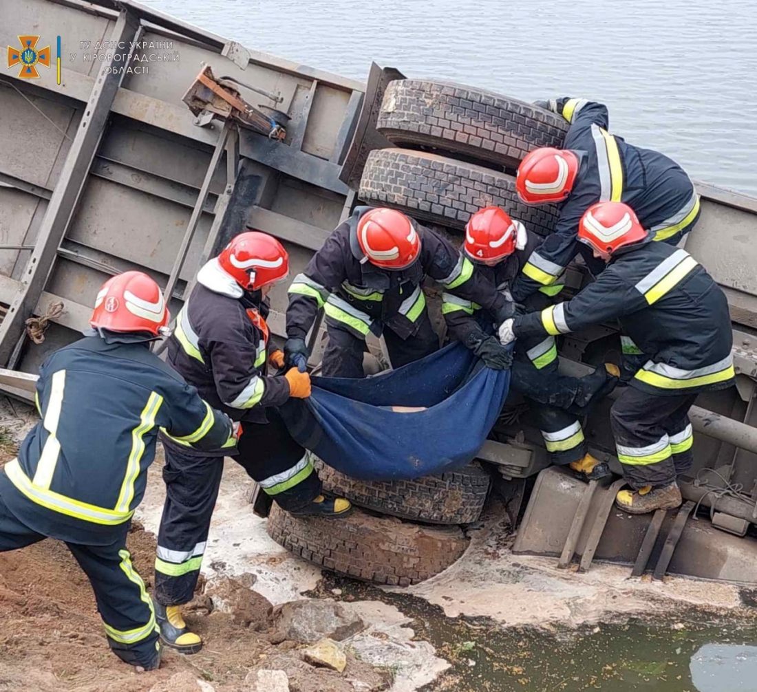 На Кіровоградщині вантажівка впала у ставок, водій &#8211; загинув. ФОТО