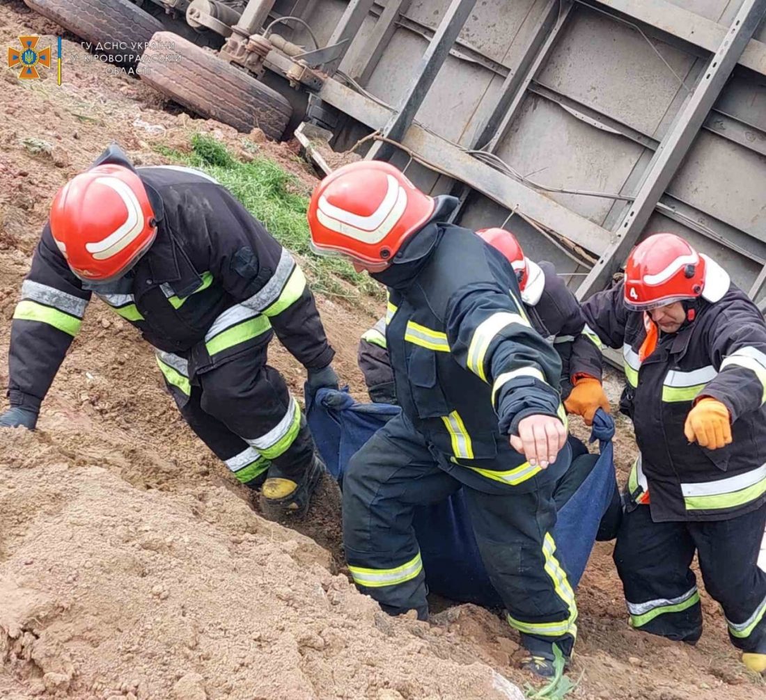 На Кіровоградщині вантажівка впала у ставок, водій &#8211; загинув. ФОТО