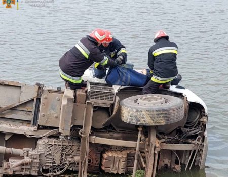На Кіровоградщині вантажівка впала у ставок, водій – загинув. ФОТО