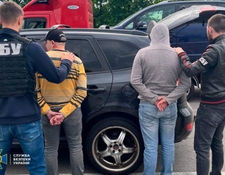 На Кіровоградщині затримали активістів, які продавали авто, отримані для ЗСУ безкоштовно. ФОТО