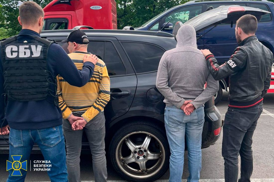 На Кіровоградщині затримали активістів, які продавали авто, отримані для ЗСУ безкоштовно. ФОТО
