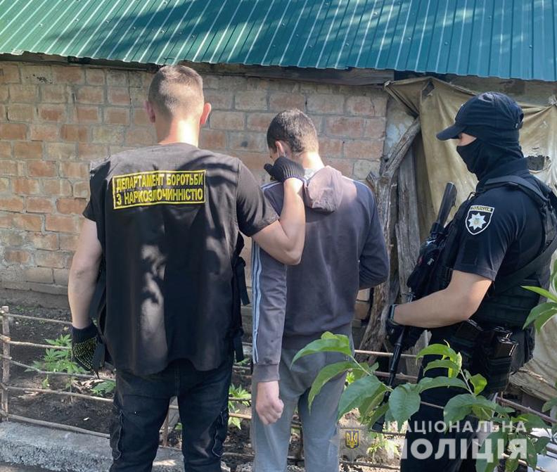 У Кропивницькому затримали чоловіка, який виготовляв і збував наркотики. ФОТО