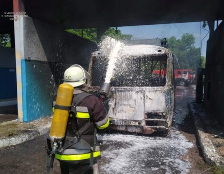 На Кіровоградщині загорівся автобус, постраждав чоловік. ФОТО