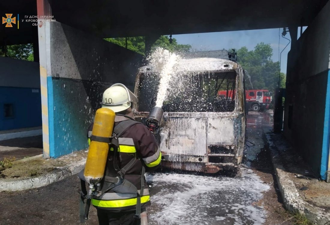 На Кіровоградщині загорівся автобус, постраждав чоловік. ФОТО