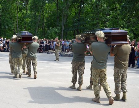 У Кропивницькому попрощалися з загиблим на Луганщині подружжям. ФОТО