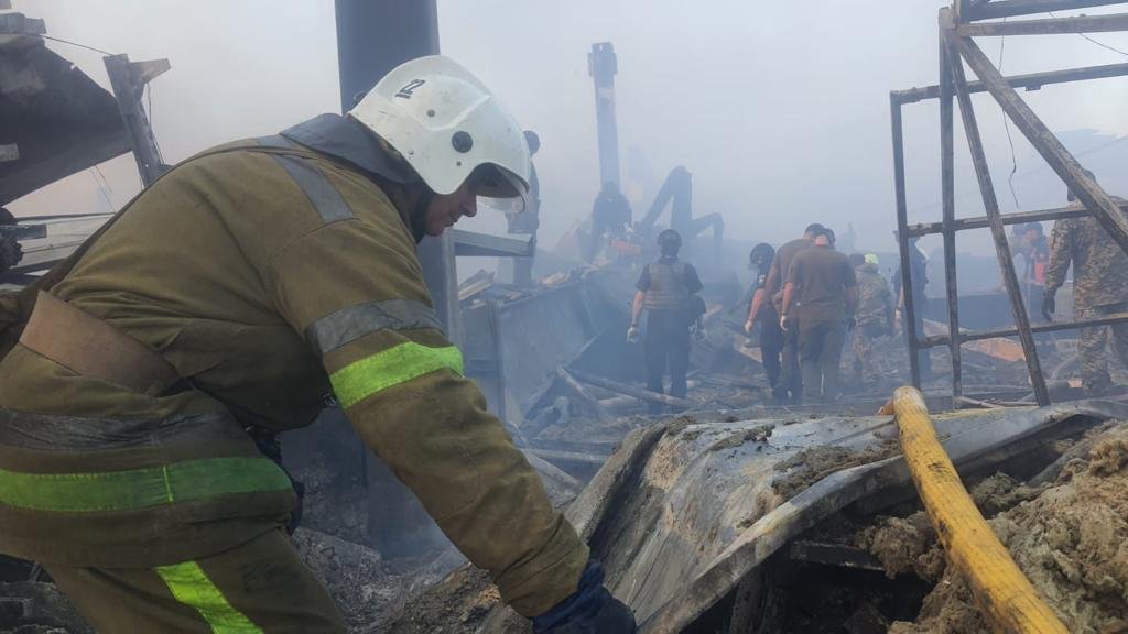 Рятувальники Кіровоградщини працюють на місці ракетних ударів у Кременчуці. ФОТО