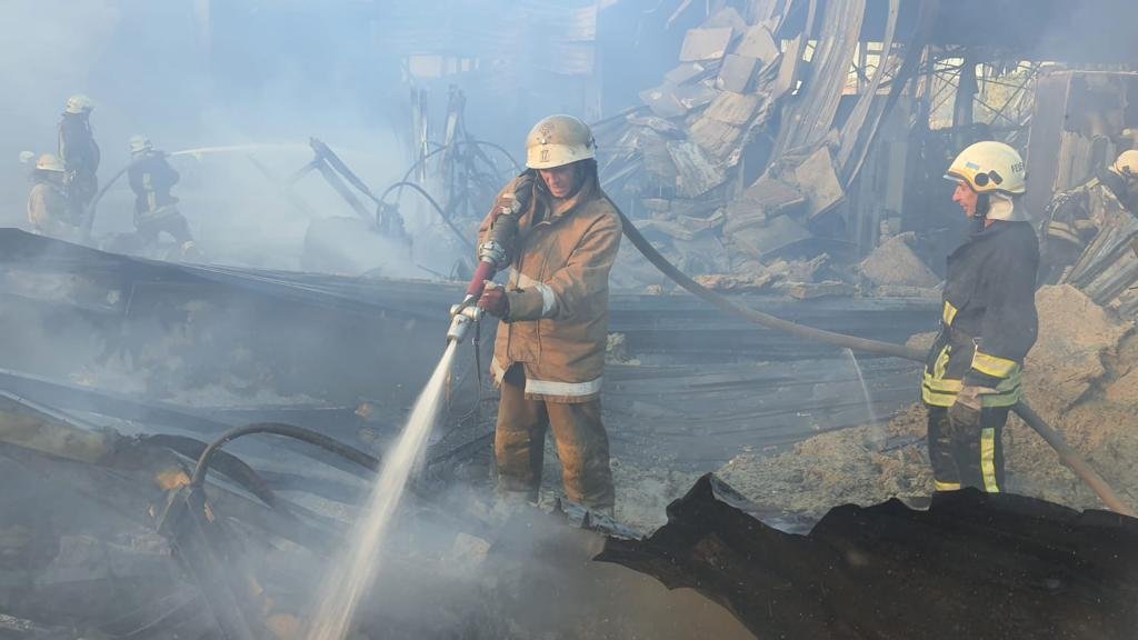 Рятувальники Кіровоградщини працюють на місці ракетних ударів у Кременчуці. ФОТО