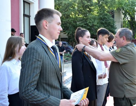 У Кропивницькому вручили медалі випускникам-медалістам. ФОТО