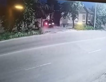 У Кропивницькому п’яний водій на швидкості протаранив чужі ворота. ВІДЕО