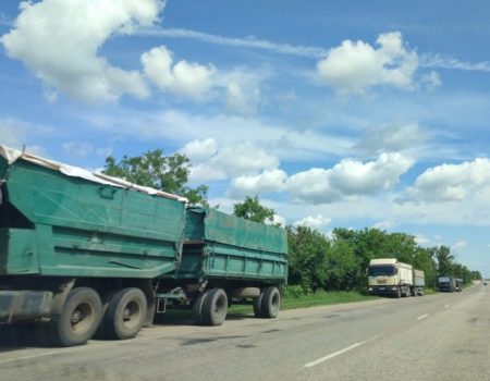У Криму помітили наповнені зерном вантажівки із номерами Кіровоградської області