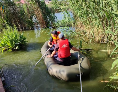 На Кіровоградщині рятувальники дістали з річки Мала Вись тіло загиблого чоловіка. ФОТО