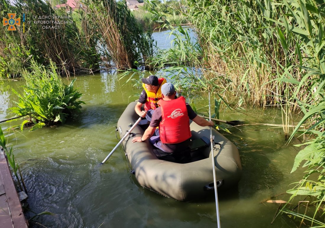 На Кіровоградщині рятувальники дістали з річки Мала Вись тіло загиблого чоловіка. ФОТО