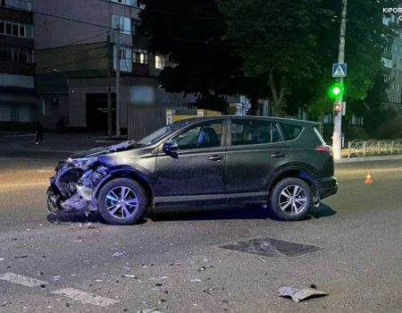 У Кропивницькому тверезий водій в’їхав в автівку п’яного. ФОТО