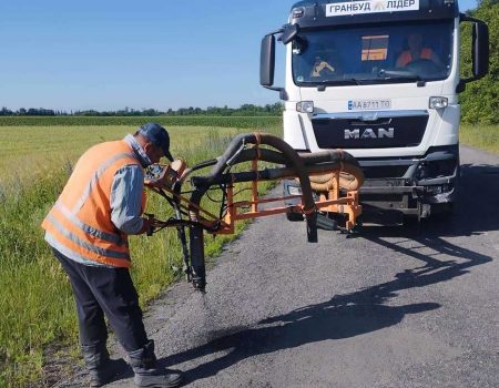 Майже 8 тисяч  м кв. дорожнього покриття охопили аварійним ремонтом на Кіровоградщині