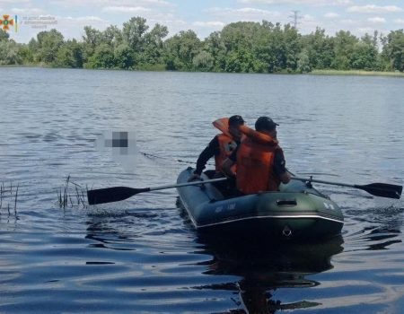 На Кіровоградщині з Дніпра дістали тіло чоловіка, особу поки що не встановлено. ФОТО