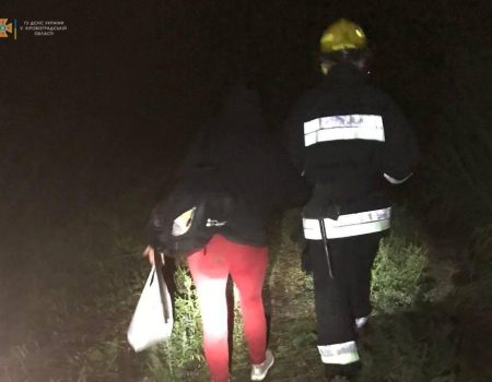 Рятувальники о півночі шукали жінку, яка заблукала у лісі. ФОТО