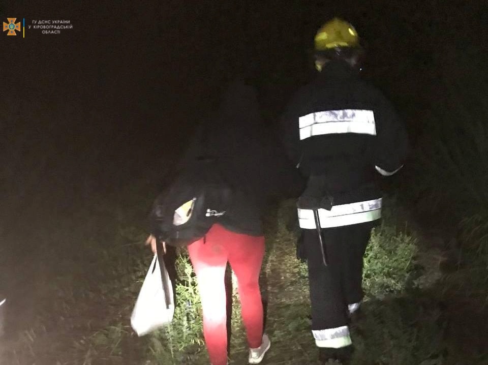 Рятувальники о півночі шукали жінку, яка заблукала у лісі. ФОТО
