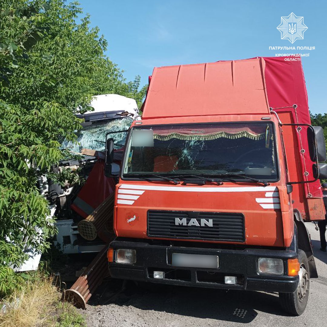 На Кіровоградщині зіткнулися дві вантажівки. ФОТО