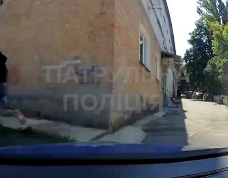 У Кропивницькому п’яний водій загубив пиво й капці, тікаючи від патрульних. ВІДЕО