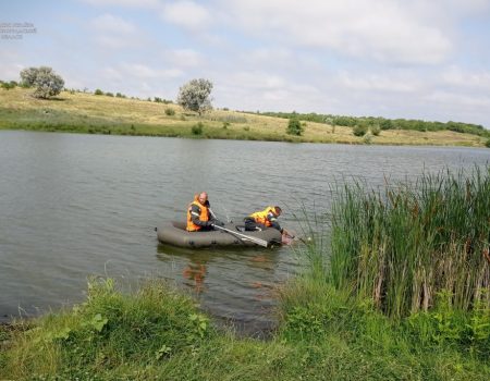 На Кіровоградщині рятувальники дістали зі ставка тіло чоловіка. ФОТО