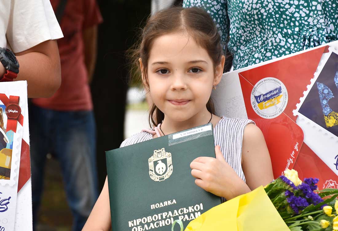 Діти, які збирали гроші на бронежилети, отримали відзнаки від голови Кіровоградської облради. ФОТО