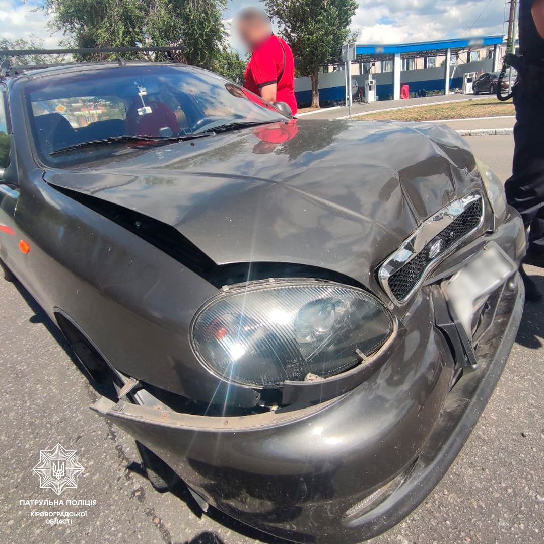 У Кропивницькому неуважність водія призвела до ДТП з трьома авто. ФОТО