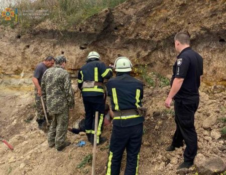 На Кіровоградщині врятували з-під завалу жінку, яку засипало піщаним ґрунтом. ФОТО