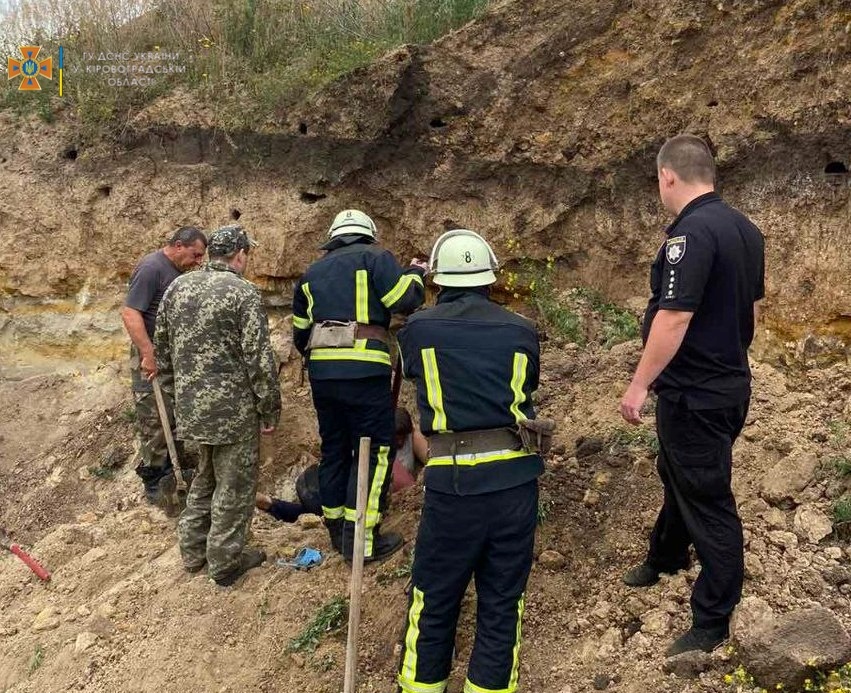 На Кіровоградщині врятували з-під завалу жінку, яку засипало піщаним ґрунтом. ФОТО