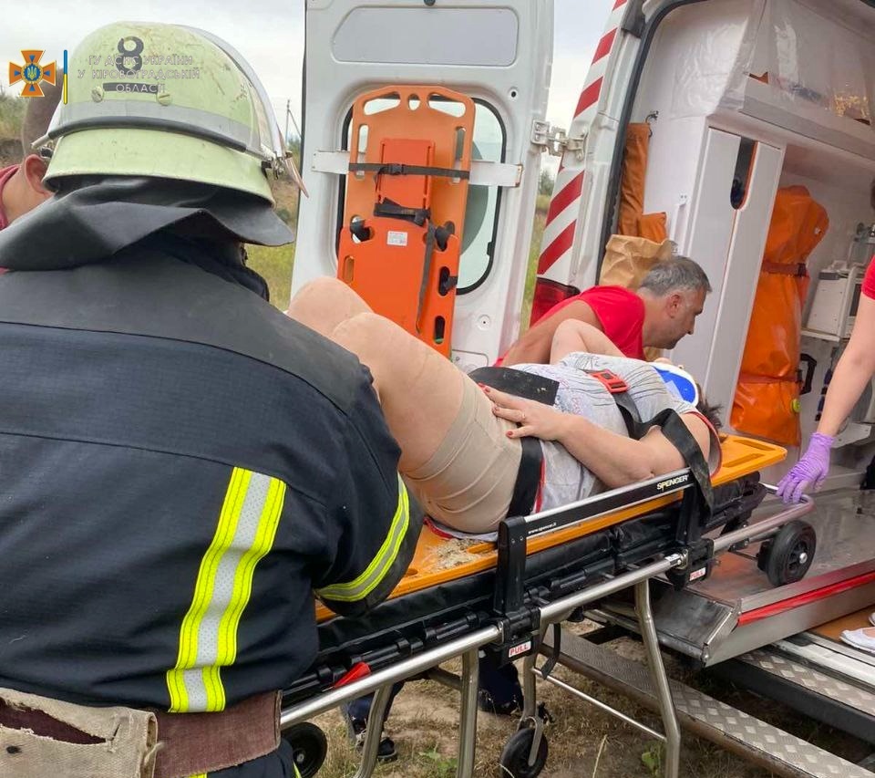 На Кіровоградщині врятували з-під завалу жінку, яку засипало піщаним ґрунтом. ФОТО