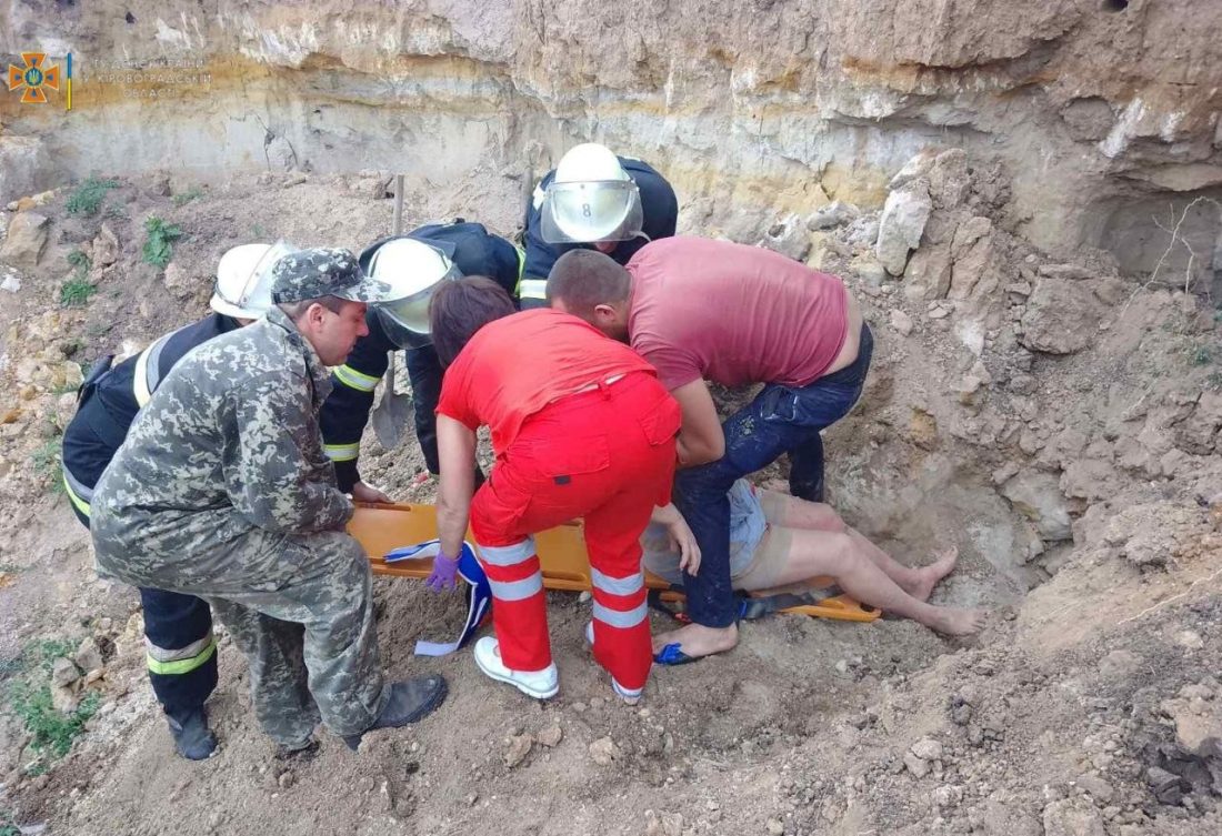 На Кіровоградщині врятували з-під завалу жінку, яку засипало піщаним ґрунтом. ФОТО