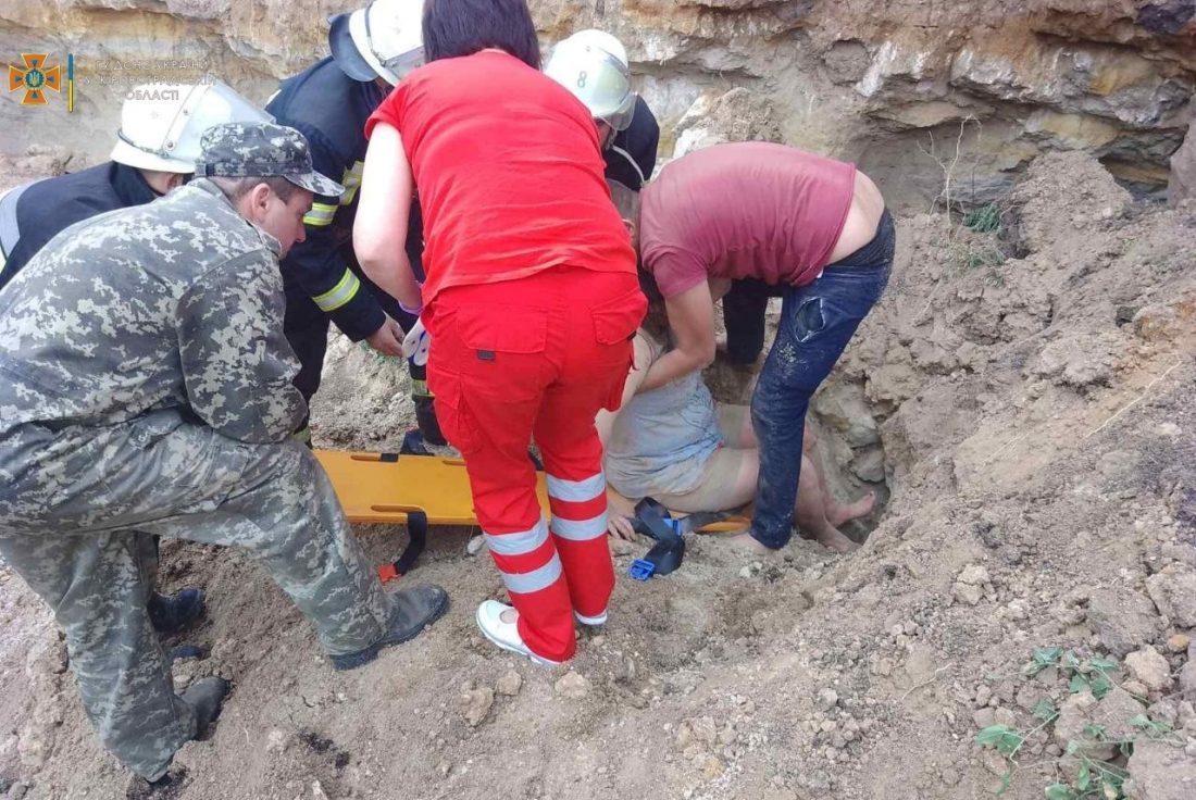 На Кіровоградщині врятували з-під завалу жінку, яку засипало піщаним ґрунтом. ФОТО