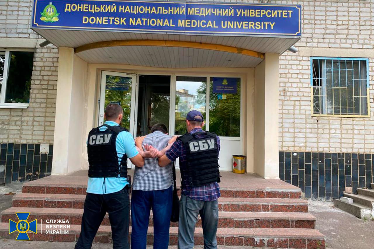 У Кропивницькому затримали заступника ректора медвишу за вимагання 100 тис. грн. ФОТО