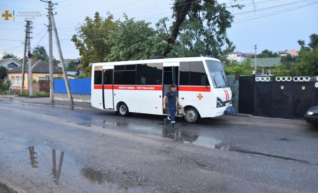 У Кропивницькому вітер звалив дерева на лінії електропередач та газопровід. ФОТО
