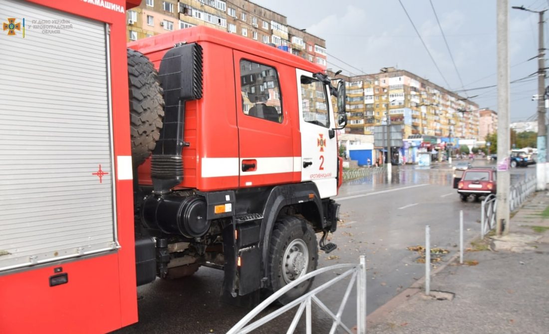 У Кропивницькому вітер звалив дерева на лінії електропередач та газопровід. ФОТО