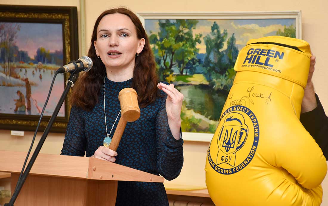 A boxing glove with Usyk's autograph went under the hammer for 20 thousand hryvnias at a charity auction in Kropyvnytskyi