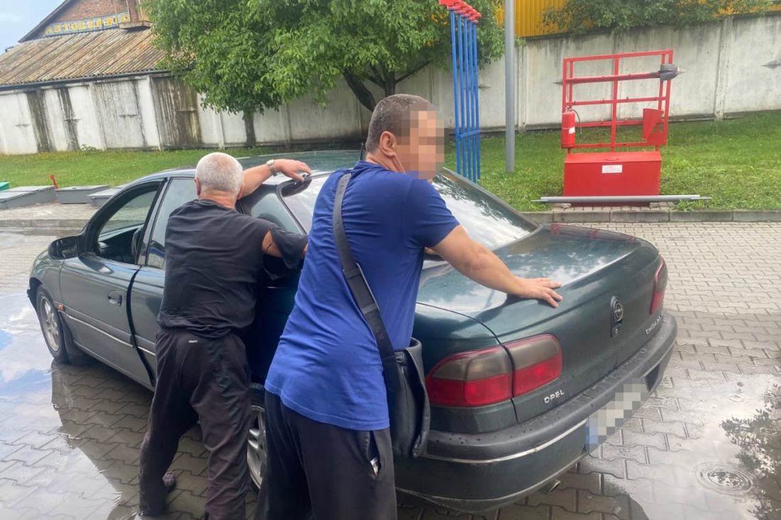 &#8220;Гастролери&#8221; з Кіровоградщини серед вулиці обікрали 18-річного хлопця на Хмельниччині. ФОТО