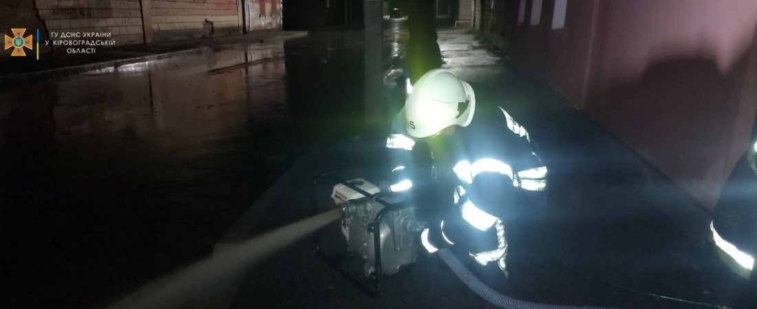 У Кропивницькому у підвалах та на території шести будинків довелося відкачувати воду після зливи. ФОТО