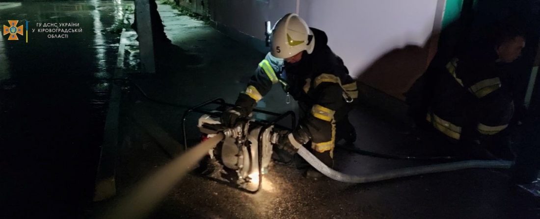 У Кропивницькому у підвалах та на території шести будинків довелося відкачувати воду після зливи. ФОТО