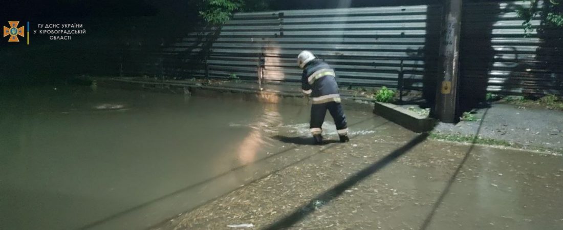 У Кропивницькому у підвалах та на території шести будинків довелося відкачувати воду після зливи. ФОТО