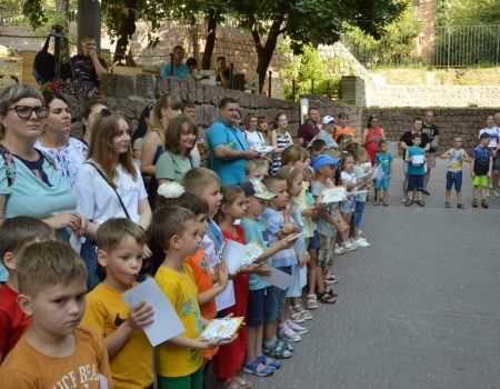 У Кропивницькому першокласникам-переселенцям вручили сертифікати на шкільне приладдя. ФОТО