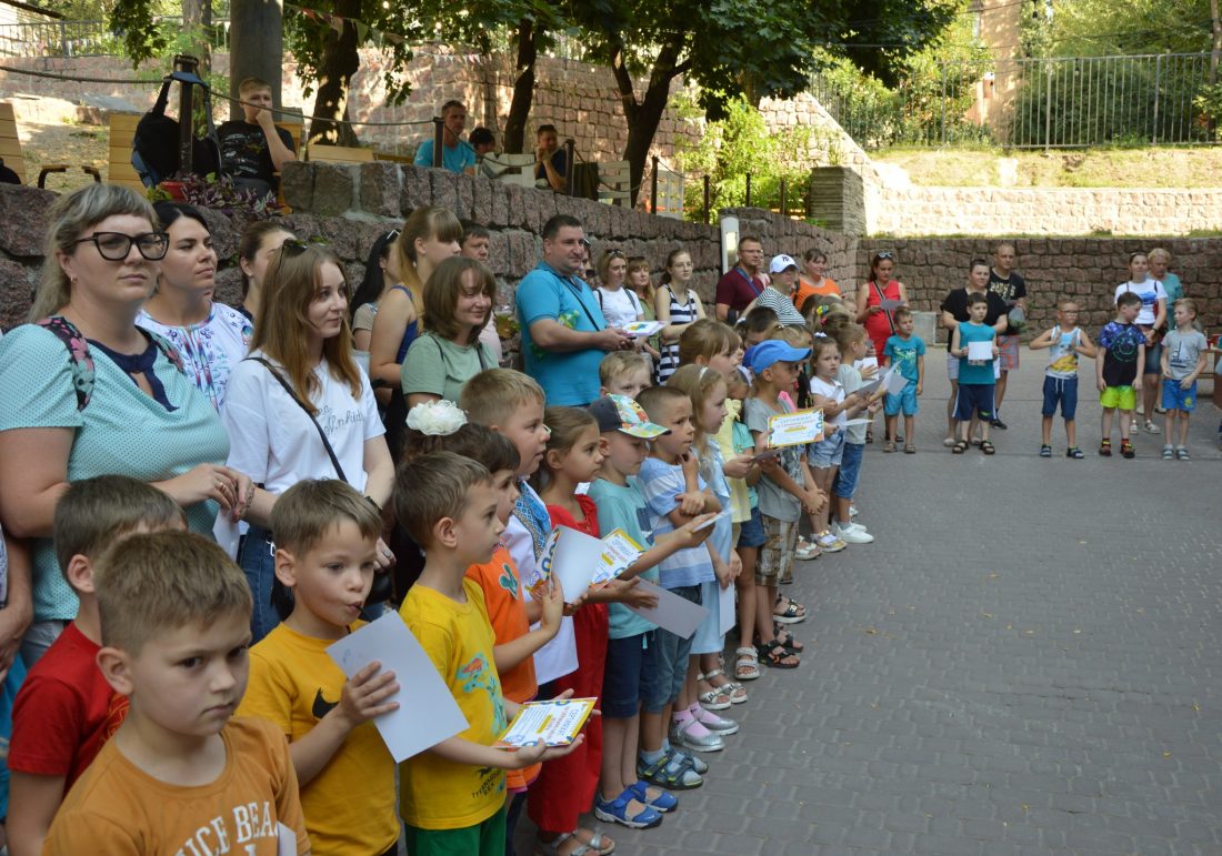 У Кропивницькому першокласникам-переселенцям вручили сертифікати на шкільне приладдя. ФОТО